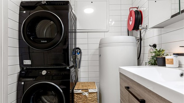 Det er praktisk opplegg for vaskemaskin og tørketrommel i søyle.