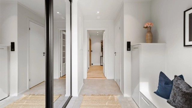 Praktisk oppbevaring i entreen med skyvedørsgarderobe.