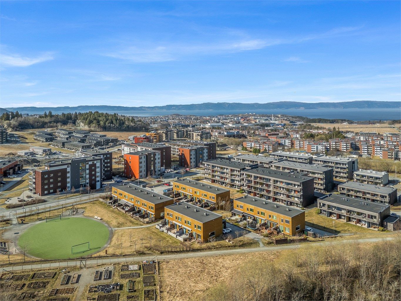 Populære Grillstadfjæra ligger ca. 10 minutter kjøring fra boligen. I tillegg ligger Stokkbekken og det tilknyttede turstinettet i Strindamarka i nærheten, og ikke minst Estenstadmarka, som byr på et fantastisk turområde året rundt.