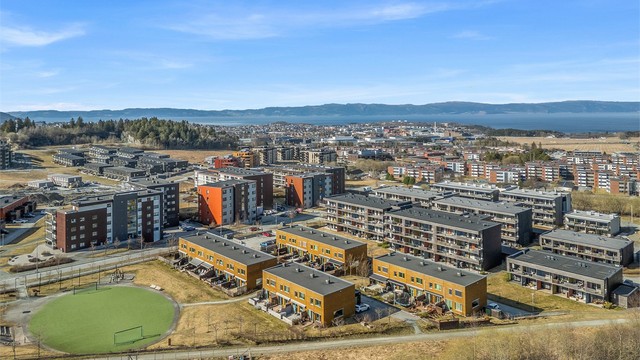Populære Grillstadfjæra ligger ca. 10 minutter kjøring fra boligen. I tillegg ligger Stokkbekken og det tilknyttede turstinettet i Strindamarka i nærheten, og ikke minst Estenstadmarka, som byr på et fantastisk turområde året rundt.