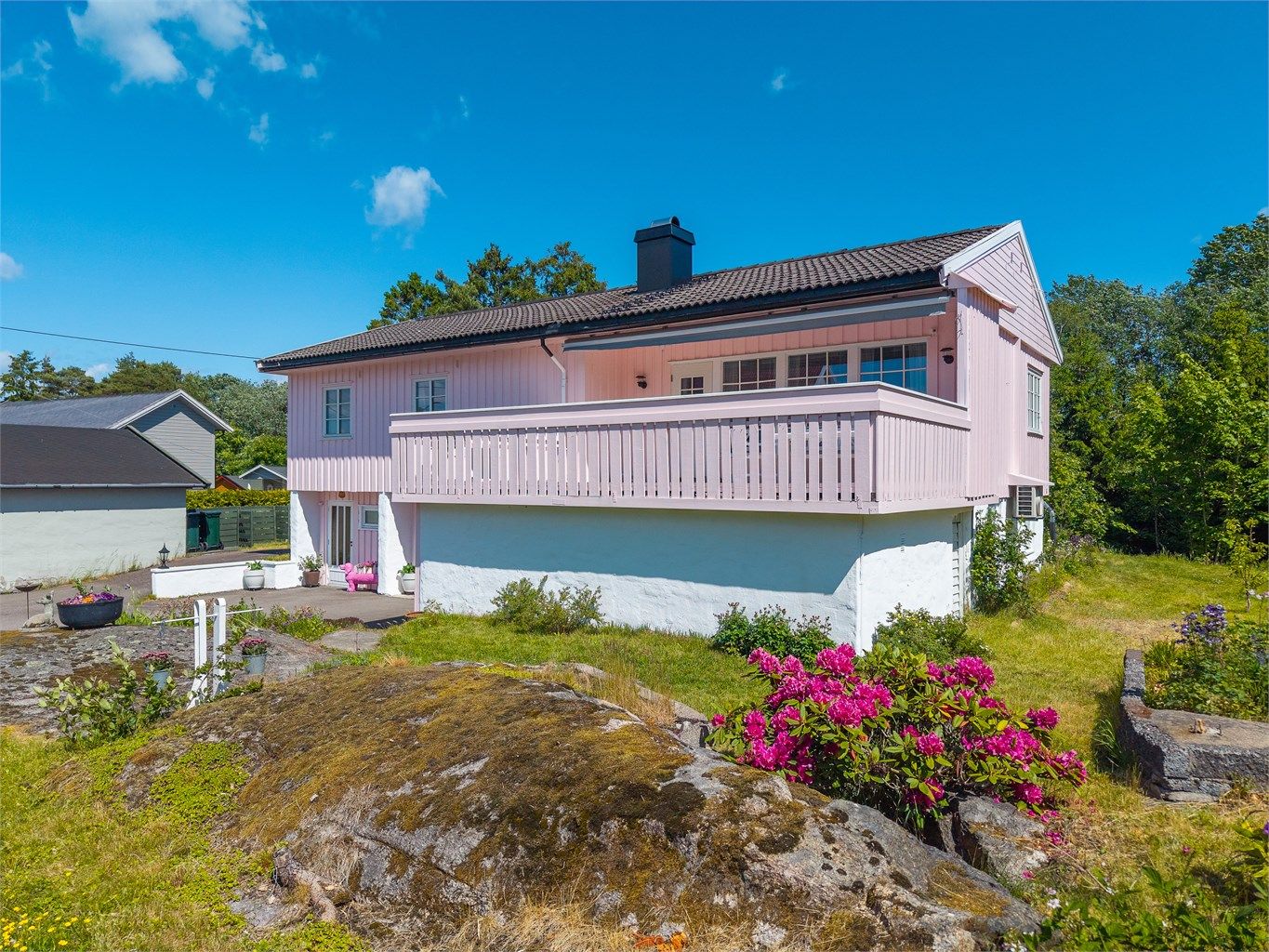 Dette området er svært hyggelig og rolig med kun en liten gangavstand ned til selve sentrumskjernen og ikke minst flotte turstier i skog- og langs vann