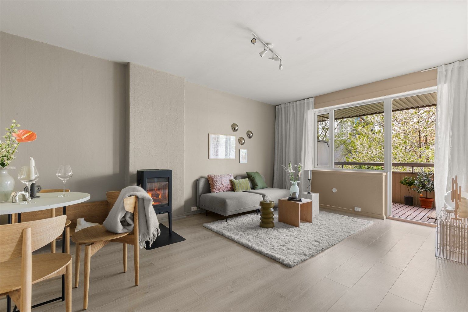 Krogsveen v/Simen Istre Grevskott har gleden av å presentere denne delikate og tiltalende 2-roms leiligheten med en herlig balkong.