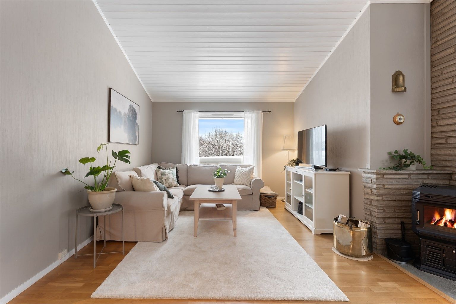 Store vindusflater, skiftet i 1980, 1981 og 2025, gir rikelig med dagslys inn i rommet.