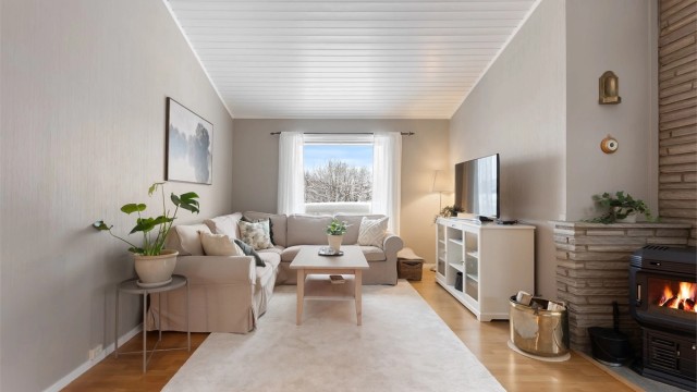 Store vindusflater, skiftet i 1980, 1981 og 2025, gir rikelig med dagslys inn i rommet.