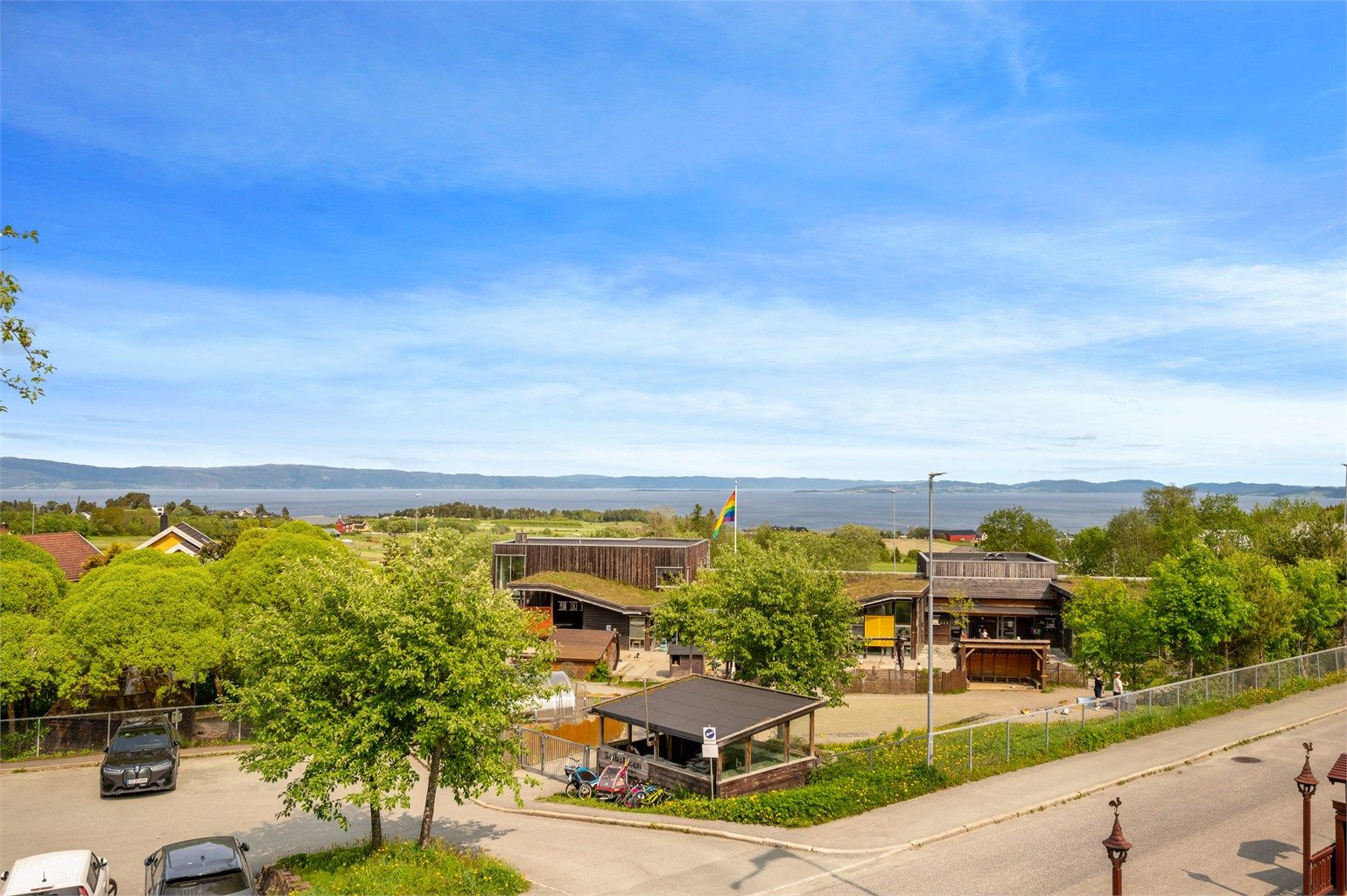 Eiendommen har flott fjordutsikt som strekker seg fra Frosta til like over Ladehammeren. 
