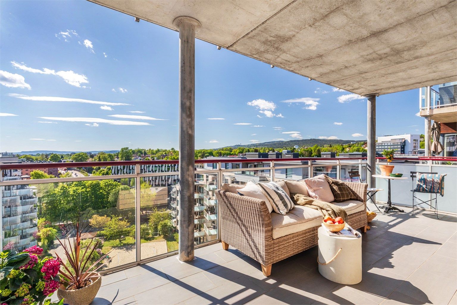 Herlig og romslig overbygget balkong, her kan du sitte hele sommeren selv om det skulle kommet en skur!