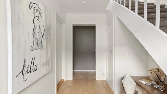 Trappegang til loftsetasjen med kott under trappen for ekstra oppbevaring