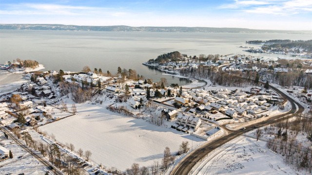 Like nedenfor eiendommen er det en stor gresslette og strand som eies av Asker kommune og som fritt kan benyttes.