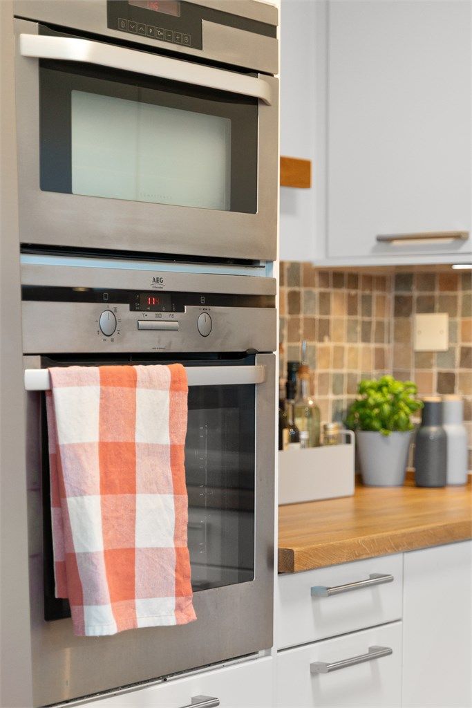  Integrerte hvitevarer som 2 stk stekeovner, koketopp, oppvaskmaskin, medfølger handelen.