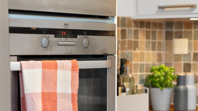 Integrerte hvitevarer som 2 stk stekeovner, koketopp, oppvaskmaskin, medfølger handelen.