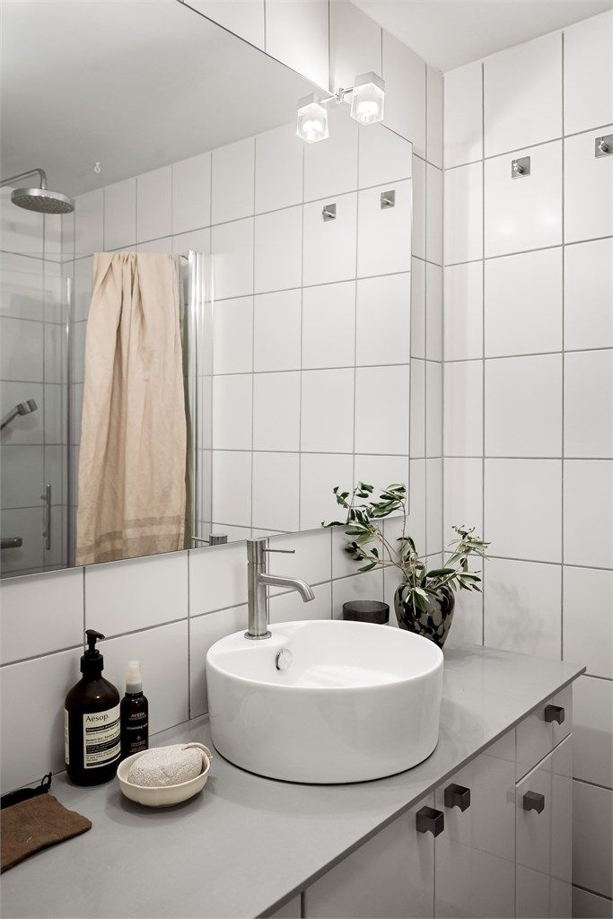 Heldekkende servantskap med skuffeinnredning og ovenpåliggende servant, speil med belysning over