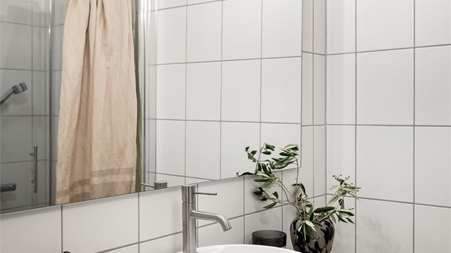 Heldekkende servantskap med skuffeinnredning og ovenpåliggende servant, speil med belysning over