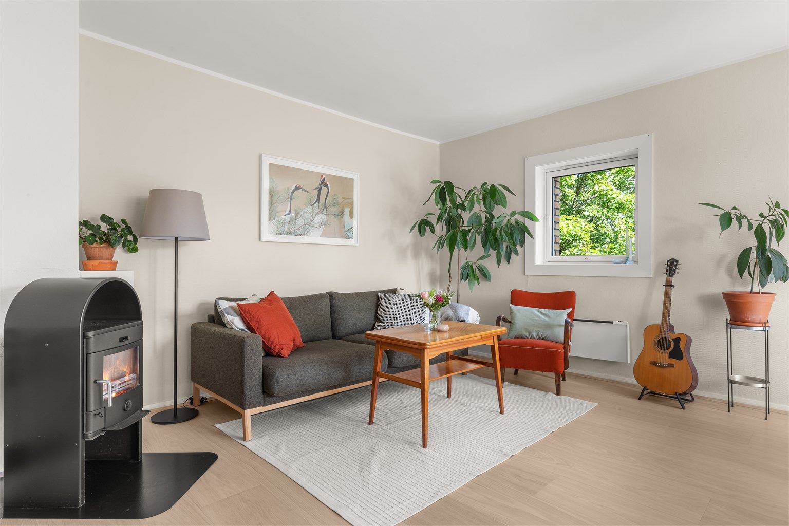 Lys og hyggelig stue med store vindusflater gir en romslig og luftig følelse. 