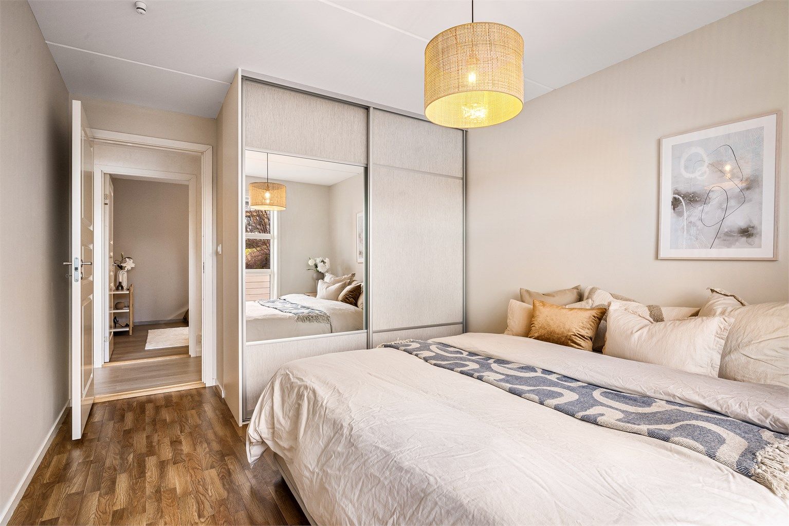 - God skyvedørsgarderobe på soverommet -