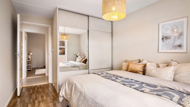 - God skyvedørsgarderobe på soverommet -