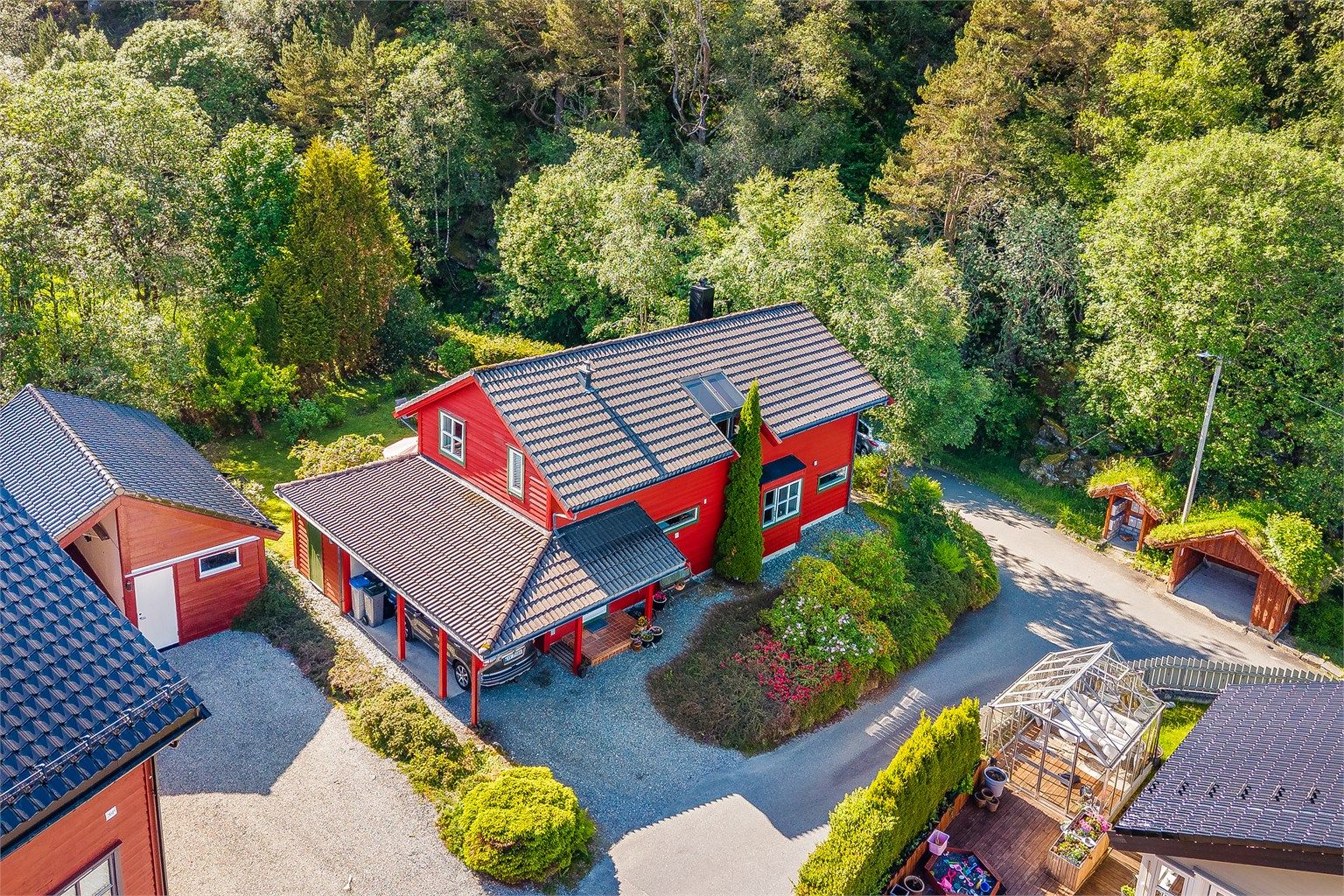 Pent opparbeidet tomt på 510 m² med lettstelt hage og gruset innkjørsel til carport, samt grusgang rundt huset. Carport og biloppstillingsplass til 1 bil foran carport.