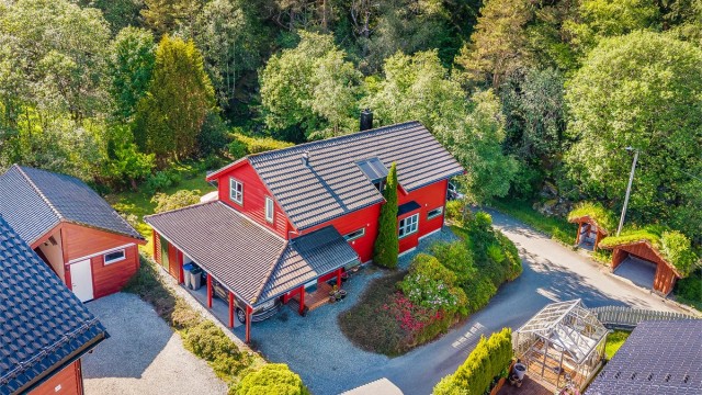 Pent opparbeidet tomt på 510 m² med lettstelt hage og gruset innkjørsel til carport, samt grusgang rundt huset. Carport og biloppstillingsplass til 1 bil foran carport.