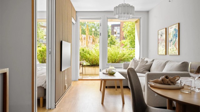 Store vindusflater som tilfører leiligheten rikelig med naturlig lys.