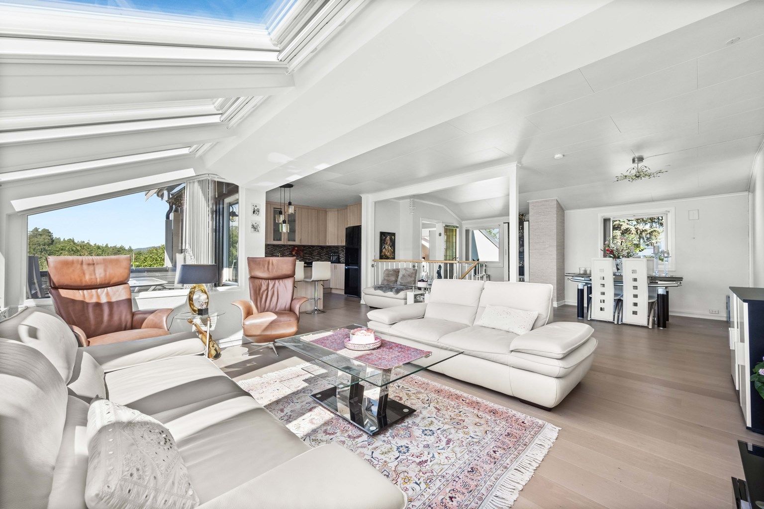 Stuen kan fint deles inn i flere ulike seksjoner.