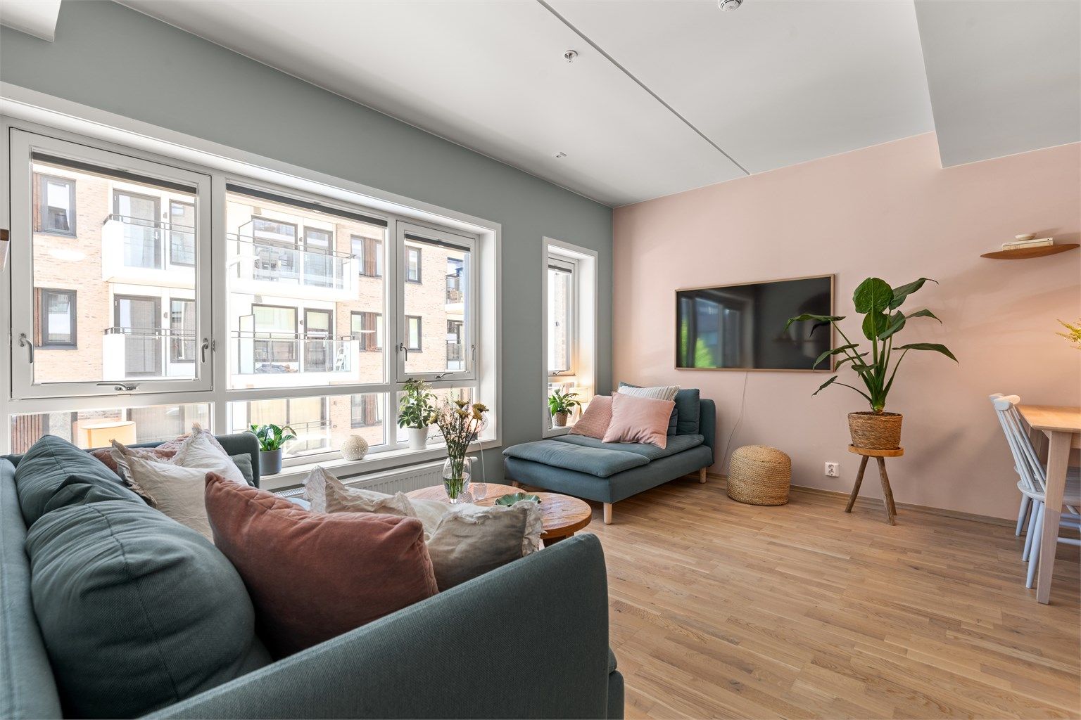 Store vindusflater skaper en lys og luftig atmosfære.