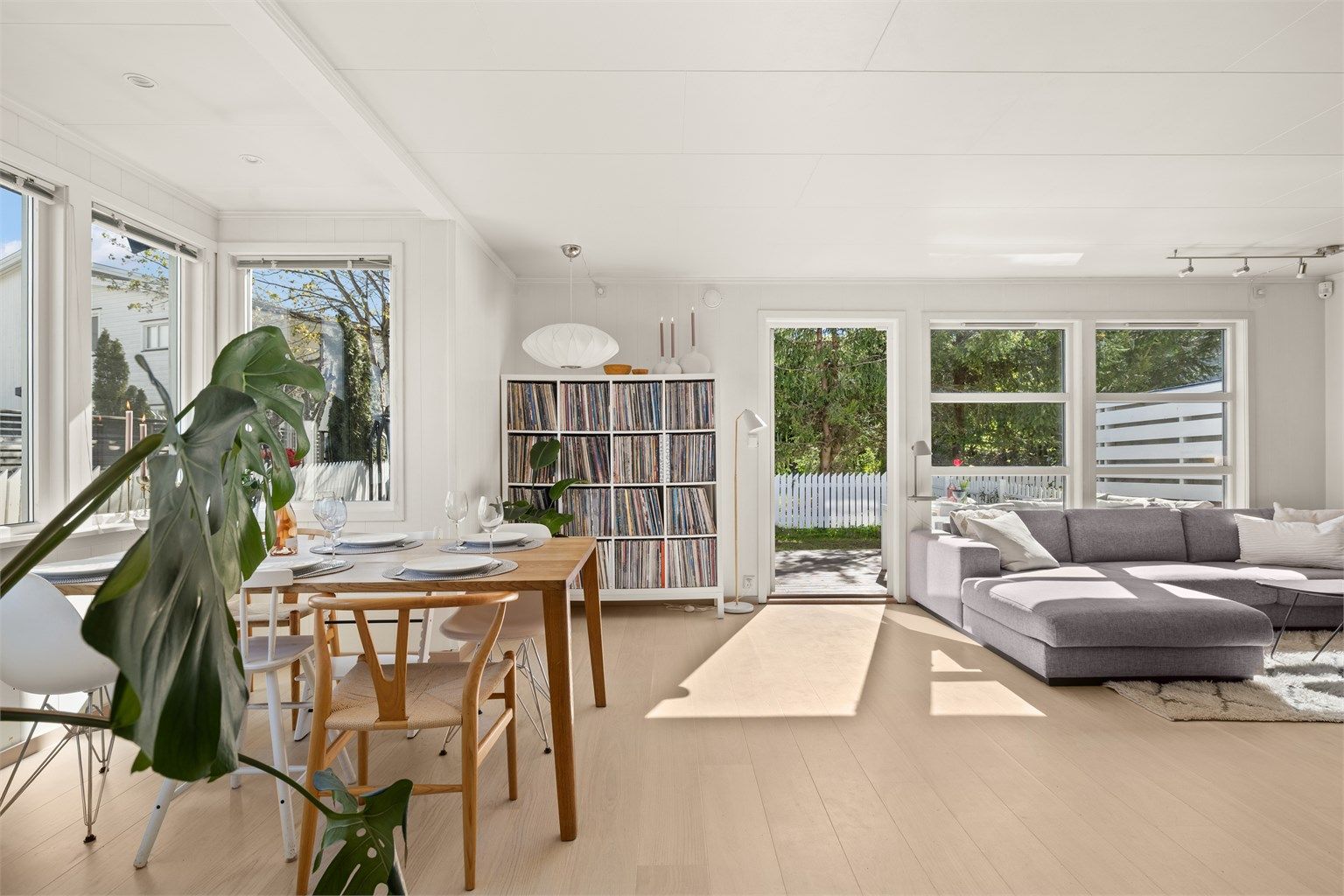 Den åpne stue- og spisestueløsningen med tilliggende kjøkken skaper et ideelt miljø for både hverdagsliv og underholdning.