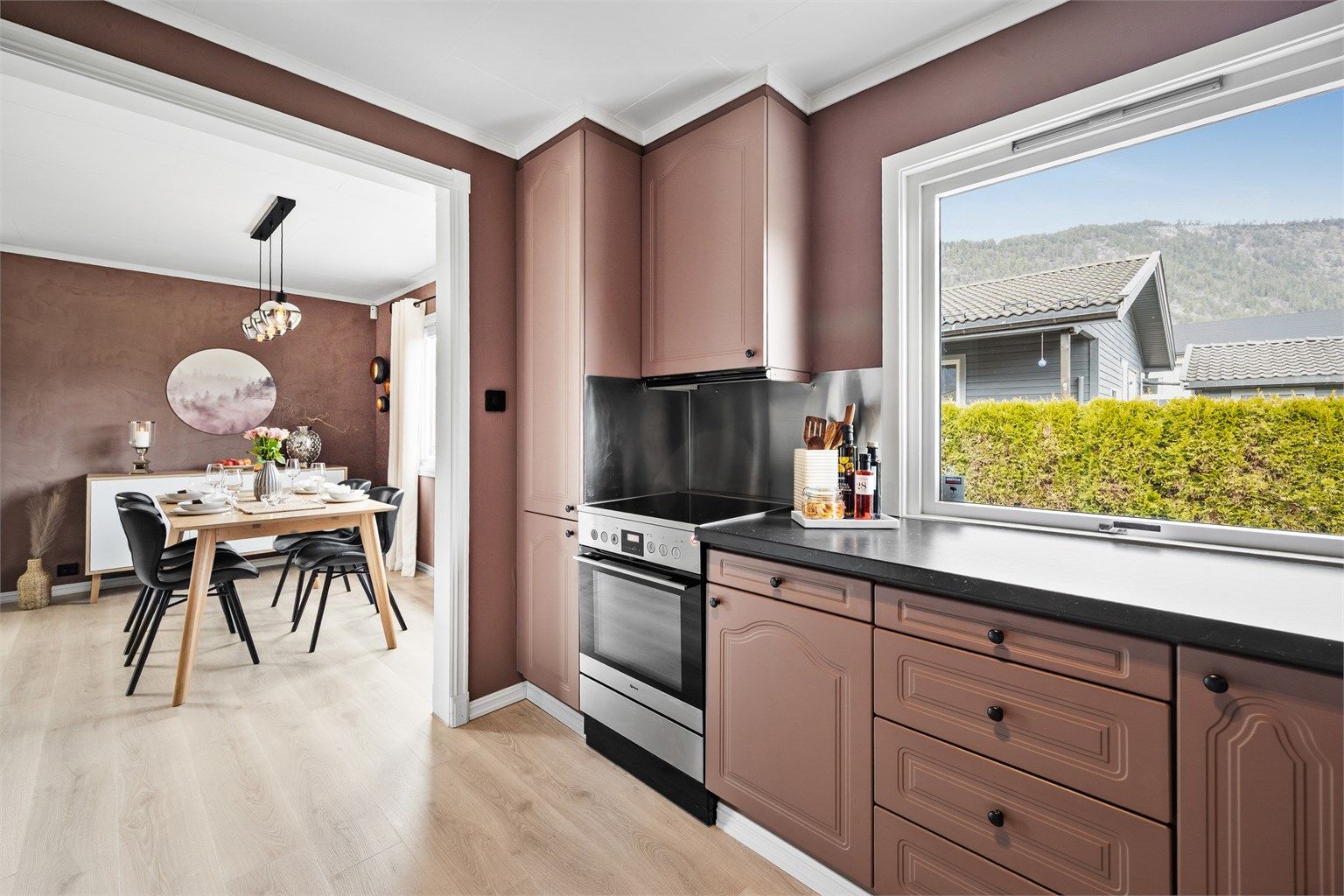 Nisje for komfyr og oppvaskmaskin og plass til frittstående kjøleskap