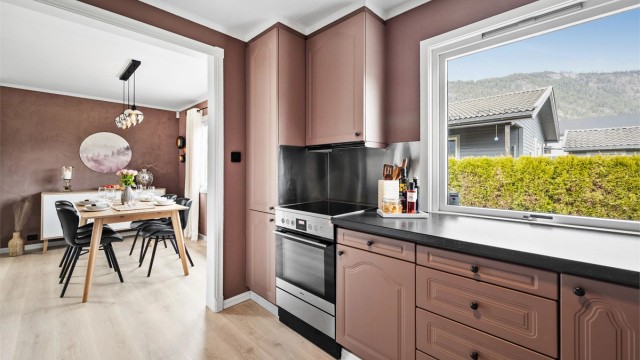 Nisje for komfyr og oppvaskmaskin og plass til frittstående kjøleskap