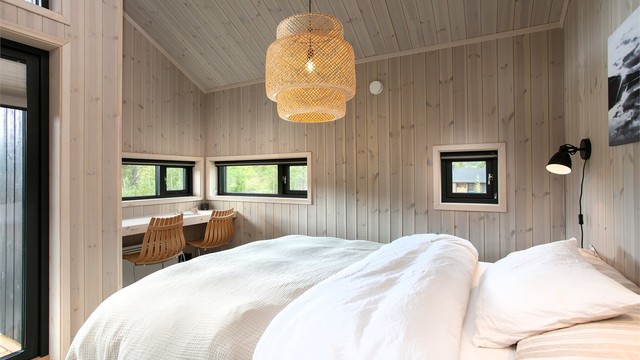 Soverommet har plass til en liten arbeidsplass ved vinduet.