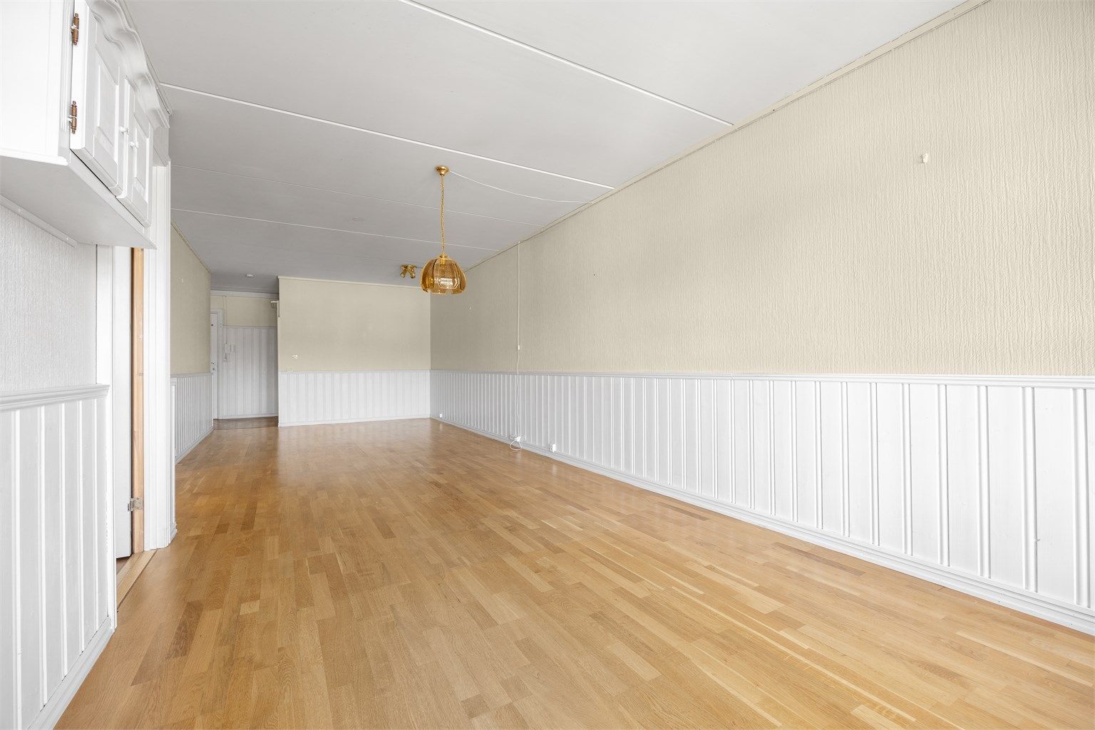 Rommet er lett å møblere, med god plass til både sofagruppe og spisebord.