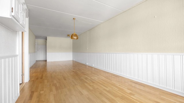 Rommet er lett å møblere, med god plass til både sofagruppe og spisebord.