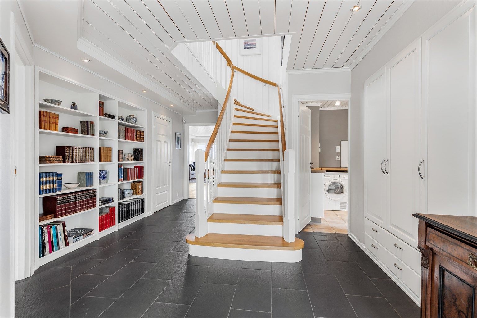 Fra entreen er det tilgang til etasjens soverom, toalettrom, bad, vaskerom og stue. Trappen til 2.etasje finner du også i entreen.