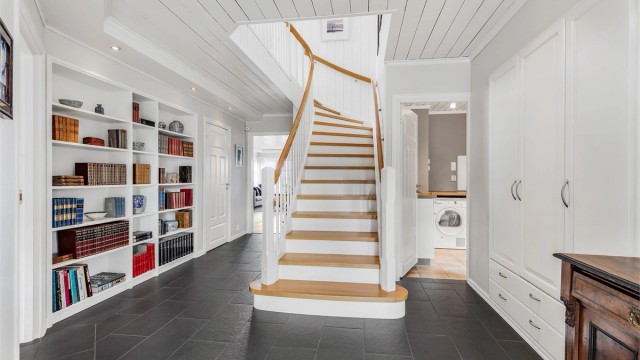 Fra entreen er det tilgang til etasjens soverom, toalettrom, bad, vaskerom og stue. Trappen til 2.etasje finner du også i entreen.