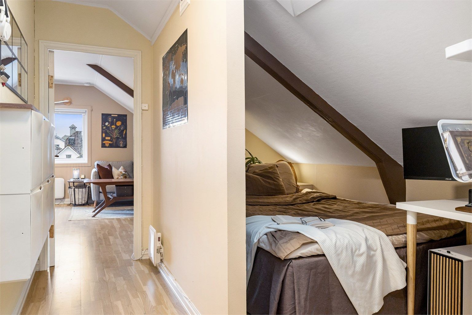 Smart og hyggelig sovealkove med skråtak – perfekt utnyttelse av plassen! 