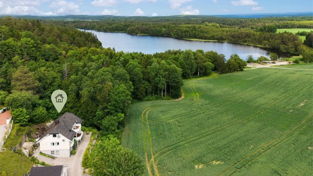 Boligen har en landlig og idyllisk beliggenhet, med badevann i umiddelbar nærhet.