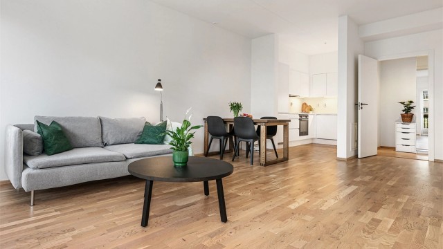 Lys stue med åpen løsning mot kjøkken