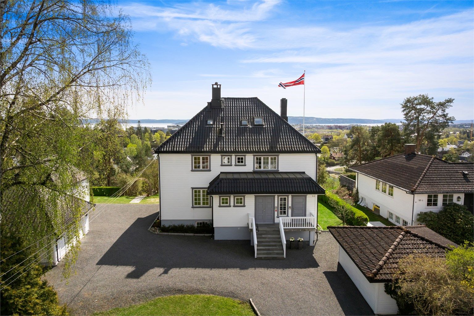 Boligen ligger rolig, barnevennlig og solrikt til med flott utsyn over nærområdet