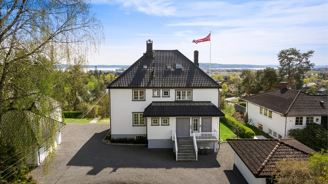 Boligen ligger rolig, barnevennlig og solrikt til med flott utsyn over nærområdet