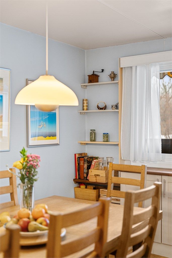En hyggelig krok i spisestuen med plassbygde hyller for ekstra oppbevaring.