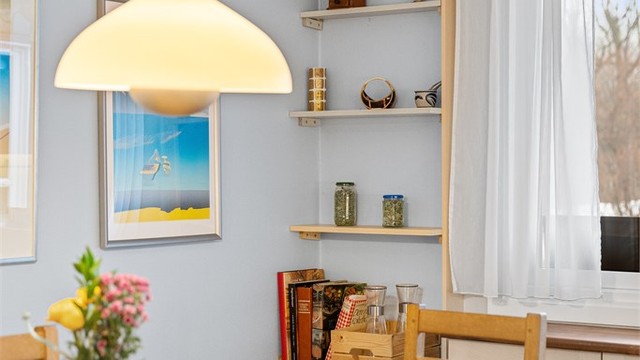 En hyggelig krok i spisestuen med plassbygde hyller for ekstra oppbevaring.
