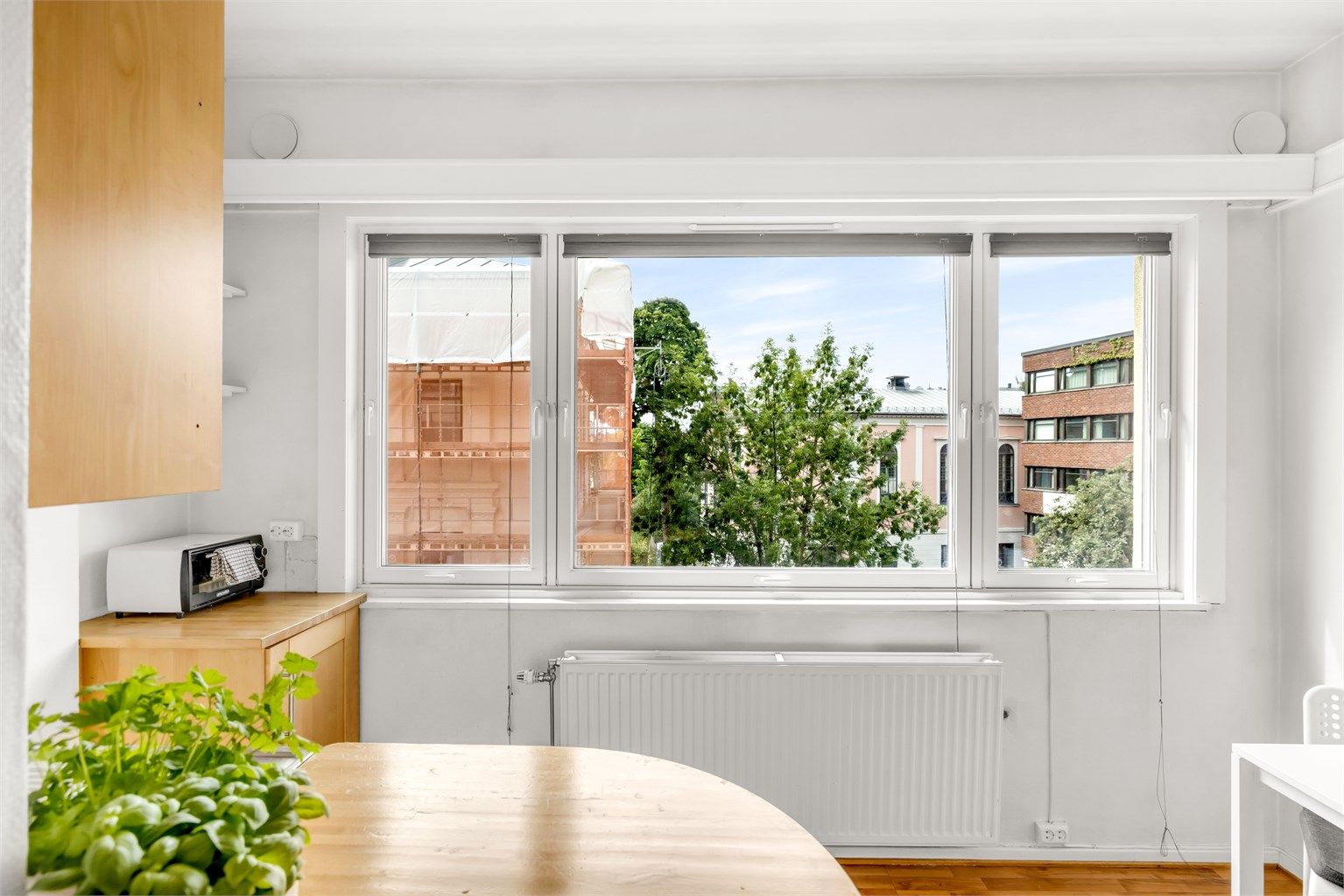 Store vindusflater slipper inn rikelig med naturlig lys, noe som skaper en lys og behagelig atmosfære. 