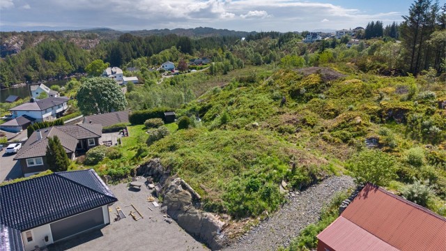 Veien er lagt helt frem til tomten. Også vann, avløp samt trekkerør for strøm og fiber til tomtegrense.