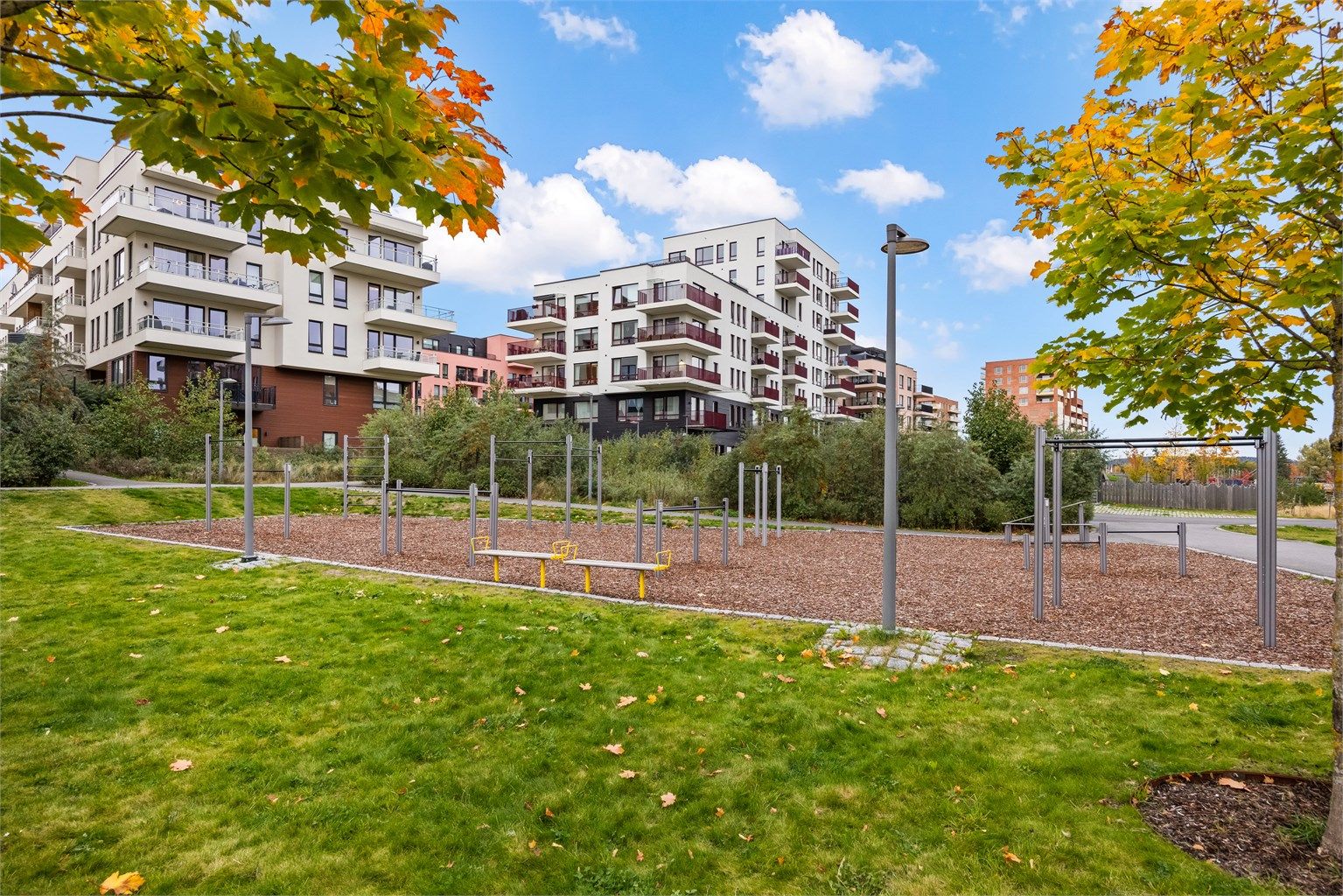 Trivelig og grønt uteområde med moderne treningsapparater, flotte grøntarealer og hyggelig bebyggelse – perfekt for en aktiv hverdag.