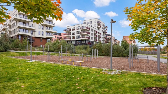 Trivelig og grønt uteområde med moderne treningsapparater, flotte grøntarealer og hyggelig bebyggelse – perfekt for en aktiv hverdag.