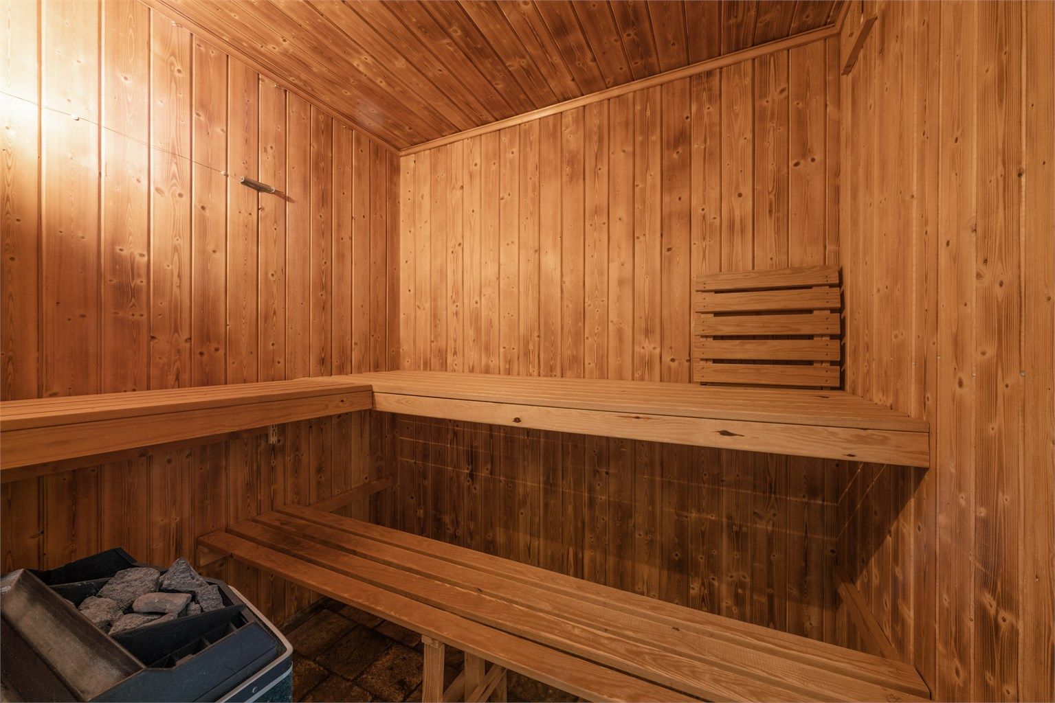 Badstue fra ca. 1977 med panel på vegger og elektrisk badstueovn.