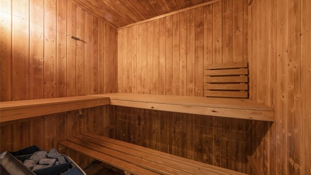 Badstue fra ca. 1977 med panel på vegger og elektrisk badstueovn.