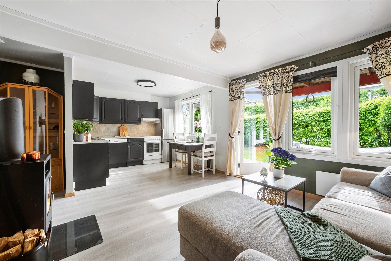 Lys og romslig stue/kjøkken 