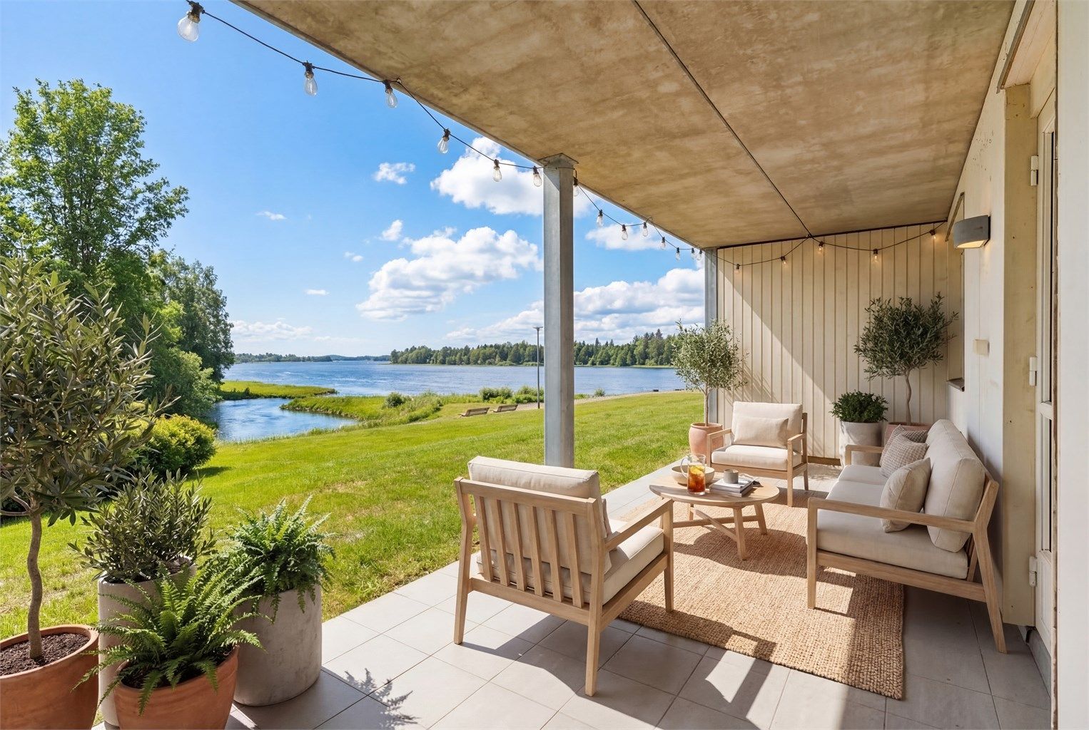 Romslig og overbygget markterrasse med god plass til sittegruppe. En lun og trivelig uteplass med direkte utgang fra stuen, perfekt for lange kvelder.