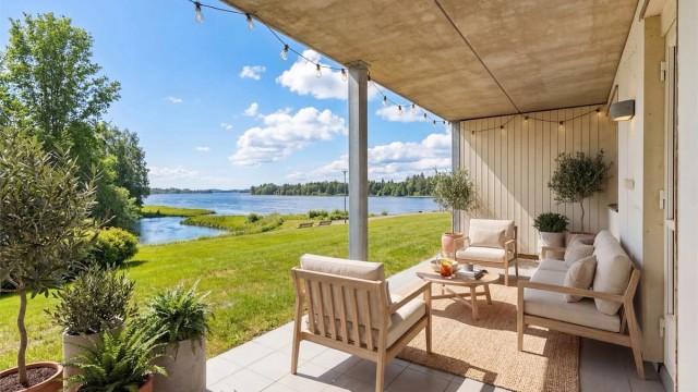 Romslig og overbygget markterrasse med god plass til sittegruppe. En lun og trivelig uteplass med direkte utgang fra stuen, perfekt for lange kvelder.