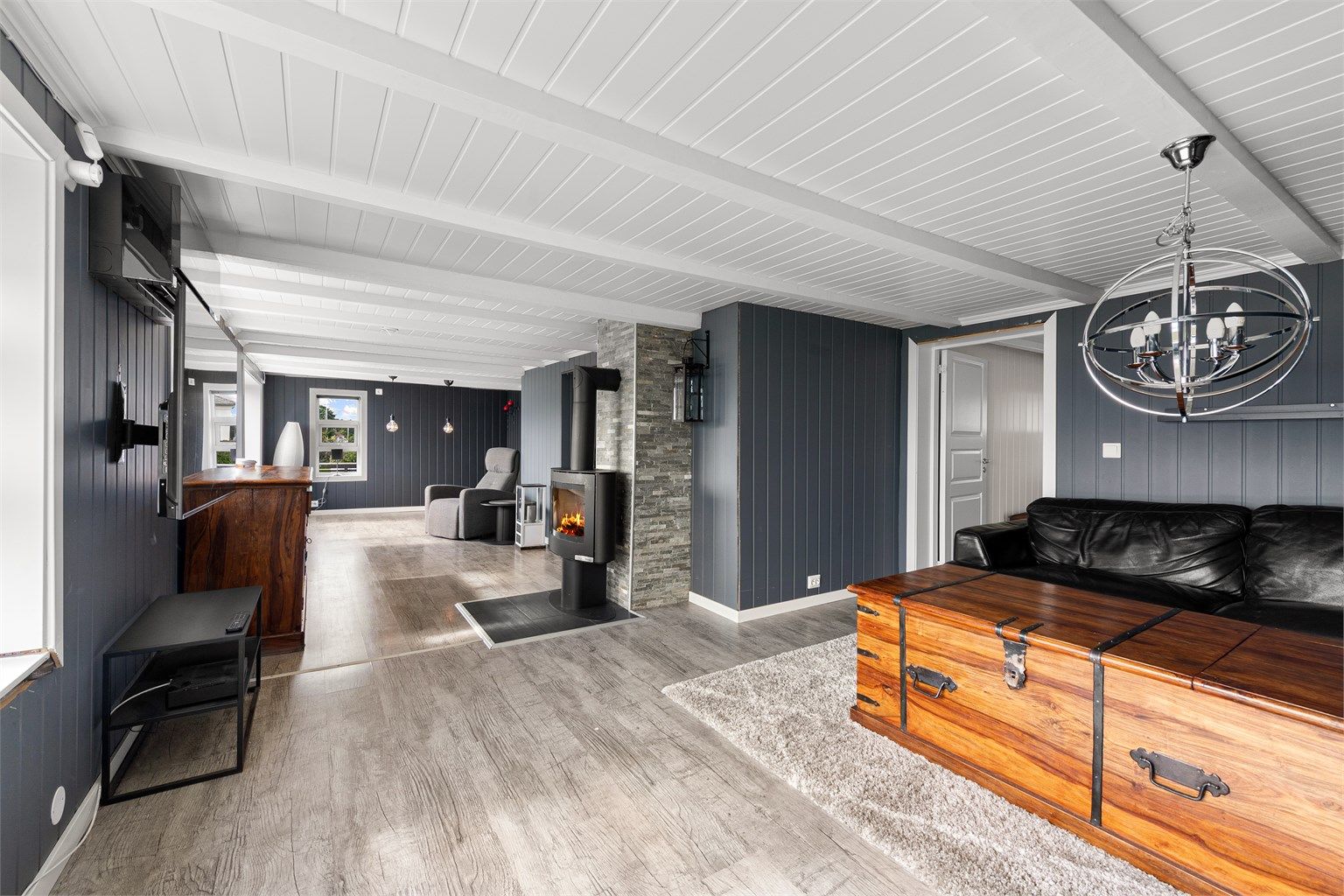 Stor og romslig stue med god plass til både sofagruppe og spisestue