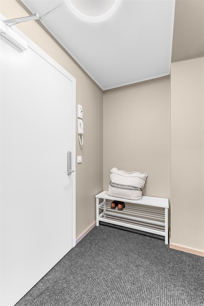 Adkomst til leiligheten i 3. etasje via heis. Lun og innbydende entré med god plass til oppbevaring av sko og yttertøy.